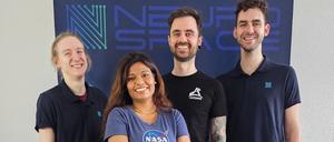 Neurospace-Geschäftsführerin Irene Selvanathan und ihr Team. Sie entwickeln unter anderem einen Rover für eine mögliche Mondstation – zur Vorbereitung schicken sie einen Satelliten ins All.
