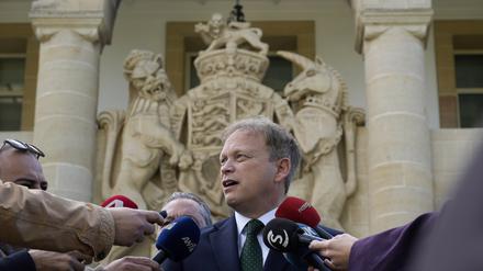 Grant Shapps, Verteidigungsminister von Großbritannien, spricht mit Journalisten nach einem Treffen mit Zyperns Präsidenten Christodoulides im Präsidentenpalast in Zyperns Hauptstadt. 