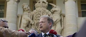 Grant Shapps, Verteidigungsminister von Großbritannien, spricht mit Journalisten nach einem Treffen mit Zyperns Präsidenten Christodoulides im Präsidentenpalast in Zyperns Hauptstadt. 