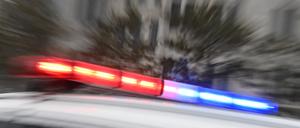 Auf einem Polizeiwagen blinkt ein Blaulicht. In der südwestchinesischen Provinz Sichuan sind bei einem Angriff in einem Krankenhaus mehrere Menschen verletzt oder getötet worden.