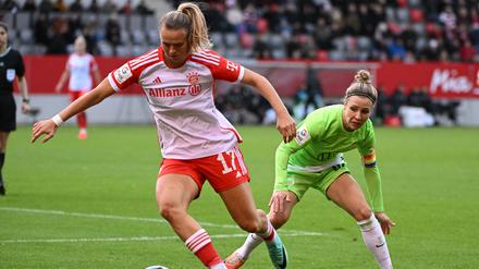 Svenja Huth (r.) will mit dem VfL Wolfsburg verhindern, dass Klara Bühl und der FC Bayern auch den Pokal holen.