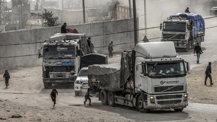 Lastwagen mit Hilfsgütern fahren über den Grenzübergang Kerem Schalom in den Gazastreifen ein. 