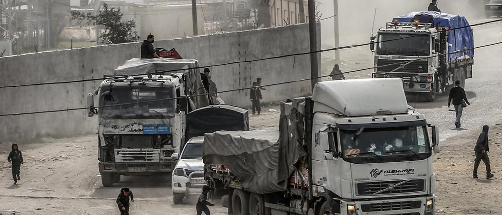 Lastwagen mit Hilfsgütern fahren über den Grenzübergang Kerem Schalom in den Gazastreifen ein. 