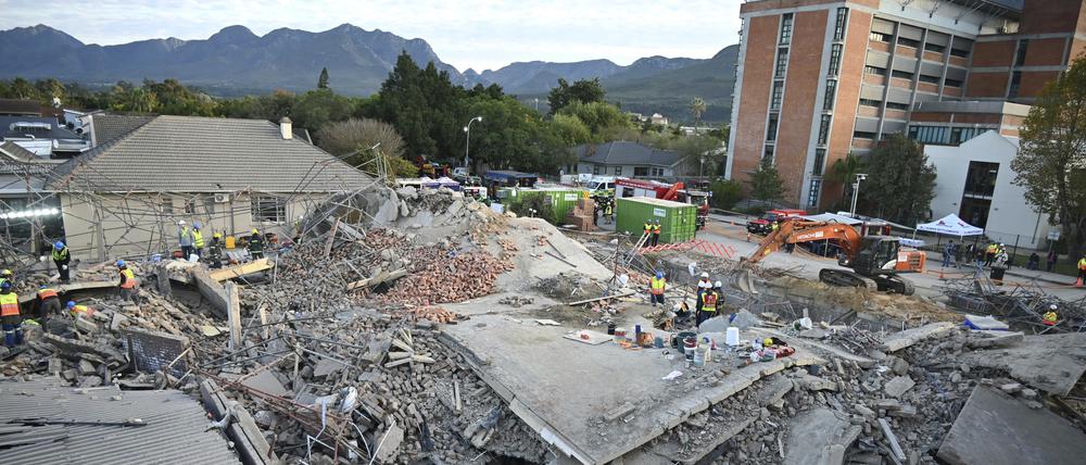 Der Rettungseinsatz an einem eingestürzten Gebäude in der südafrikanischen Küstenstadt George dauert am Morgen danach an.