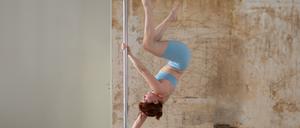 Jule Teufel unterrichtet seit einigen Jahren in Berlin Poledance.