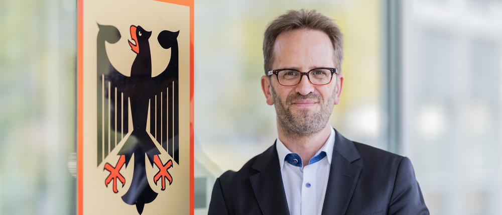 Klaus Müller, Präsident der Bundesnetzagentur, steht nach einem Interview vor seiner Behörde.