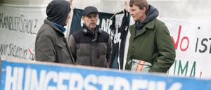 Die drei Hungerstreikenden Wolfgang Metzeler-Kick (l-r), Richard Cluse und Michael Winter stehen im Hungerstreik-Camp des Bündnisses «Hungern bis ihr ehrlich seid» im Regierungsviertel. 