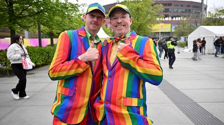 Zwei ESC-Fans in bunten Anzügen am 6. Mai im ESC-Austragungsort Malmö.