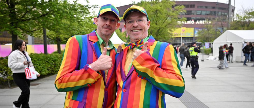 Zwei ESC-Fans in bunten Anzügen am 6. Mai im ESC-Austragungsort Malmö.