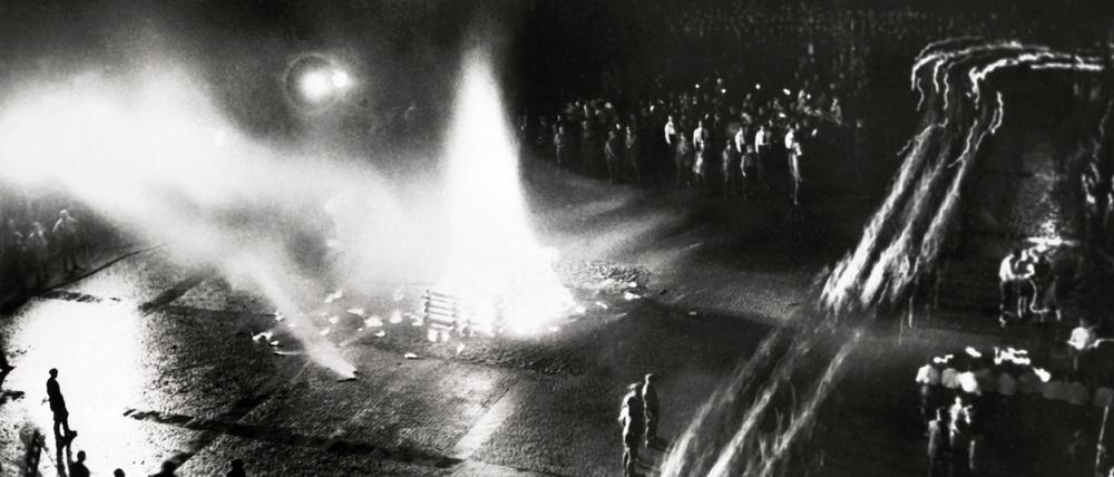 Nach der Machtübernahme lassen die Nationalsozialisten in Universitätsstädten, wie hier vor der Universität Berlin, die Bücher verfemter Autoren verbrennen. Der 10. Mai 1933 ging als Tag der Bücherverbrennung in die Geschichte ein. Zehntausende Bücher wurden allein in dieser Nacht ein Raub der Flammen. Zweifelsfrei belegt für den 10. Mai sind Verbrennungen in 22 Städten.