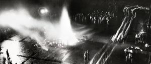 Nach der Machtübernahme lassen die Nationalsozialisten in Universitätsstädten, wie hier vor der Universität Berlin, die Bücher verfemter Autoren verbrennen. Der 10. Mai 1933 ging als Tag der Bücherverbrennung in die Geschichte ein. Zehntausende Bücher wurden allein in dieser Nacht ein Raub der Flammen. Zweifelsfrei belegt für den 10. Mai sind Verbrennungen in 22 Städten.