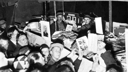 Die undatierte Archivaufnahme zeigt den Transport von Büchern zur Verbrennung an einem ungenannten Ort. In Potsdam wurden am 22. Mai 1933 Bücher auf dem Bassinplatz verbrannt.