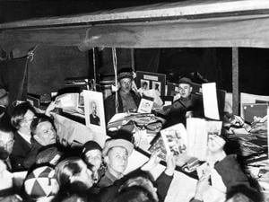 Die undatierte Archivaufnahme zeigt den Transport von Büchern zur Verbrennung an einem ungenannten Ort. In Potsdam wurden am 22. Mai 1933 Bücher auf dem Bassinplatz verbrannt.