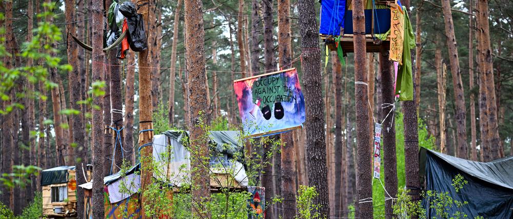 Aktivisten der Initiative «Tesla stoppen» haben in einem Wald bei Fangschleuse nahe dem Werk der Tesla-Gigafactory Berlin-Brandenburg Baumhäuser gebaut.