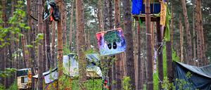 Aktivisten der Initiative «Tesla stoppen» haben in einem Wald bei Fangschleuse nahe dem Werk der Tesla-Gigafactory Berlin-Brandenburg Baumhäuser gebaut.