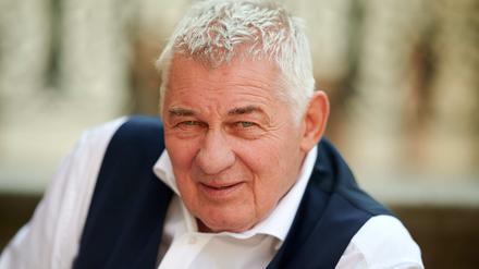 Der Schauspieler Heinz Hoenig sitzt bei einem Fototermin bei Dreharbeiten zur TVNOW Serie "Verbotene Liebe - Next Generation" auf einer Treppe. Der 69-Jährige ist noch einmal Vater geworden. +++ dpa-Bildfunk +++