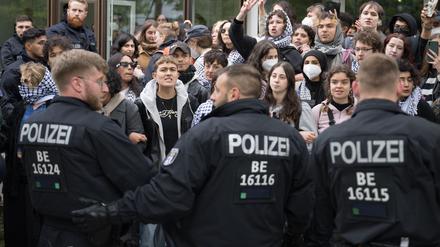 Berliner Polizisten im Einsatz bei einer Demonstration.