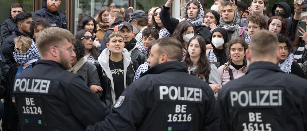 Berliner Polizisten im Einsatz bei einer Demonstration.