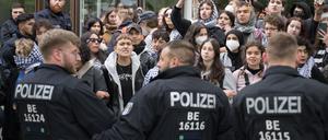 Berliner Polizisten im Einsatz bei einer Demonstration.