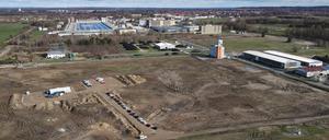 Blick über das Baugelände für eine Lithiumfabrik des kanadischen Unternehmens Rock Tech am südlichen Rand von Guben (Luftaufnahme mit einer Drohne).