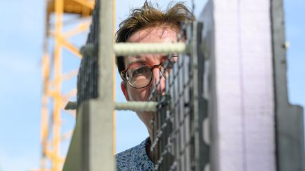Bauministerin Klara Geywitz (SPD) besucht eine Baustelle: Der soziale Wohnungsbau bleibt hinter den Ausbauzielen zurück.