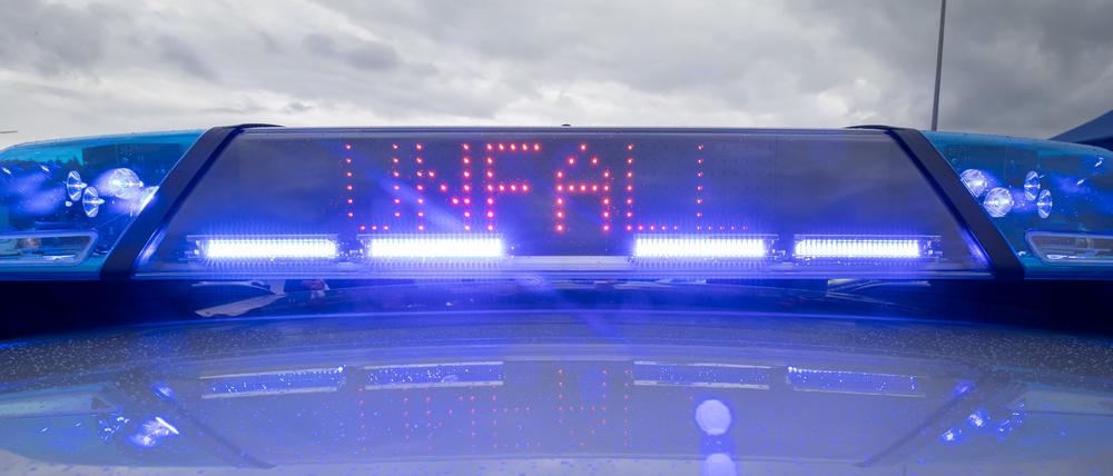 Ein Blaulicht auf dem Dach eines Polizeifahrzeugs mit der LED-Anzeige „Unfall“.