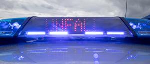 Ein Blaulicht auf dem Dach eines Polizeifahrzeugs mit der LED-Anzeige „Unfall“.