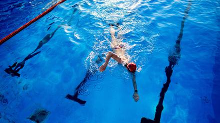 ARCHIV - Die DLRG hat so viele Mitglieder wie noch nie. Die Menschen geben zum Beispiel Schwimmunterricht oder werden Rettungsschwimmer. (zu dpa: «Von Schwimmbrille bis Sprungtechnik: Tipps zum Freibad-Start») Foto: Hauke-Christian Dittrich/dpa - Honorarfrei nur für Bezieher des dpa-Themendienstes +++ dpa-Themendienst +++