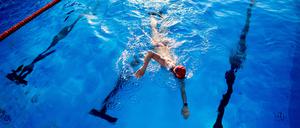 ARCHIV - Die DLRG hat so viele Mitglieder wie noch nie. Die Menschen geben zum Beispiel Schwimmunterricht oder werden Rettungsschwimmer. (zu dpa: «Von Schwimmbrille bis Sprungtechnik: Tipps zum Freibad-Start») Foto: Hauke-Christian Dittrich/dpa - Honorarfrei nur für Bezieher des dpa-Themendienstes +++ dpa-Themendienst +++