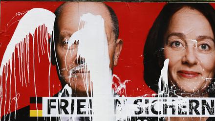 Ein SPD-Wahlplakat zur Europawahl 2024 mit den Portraits von Olaf Scholz und Katarina Barley und der Aufschrift Frieden sichern - SPD wählen ist mit weißer Farbe verunstaltet worden. 
