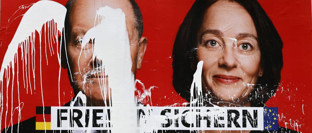 Ein SPD-Wahlplakat zur Europawahl 2024 mit den Portraits von Olaf Scholz und Katarina Barley und der Aufschrift Frieden sichern - SPD wählen ist mit weißer Farbe verunstaltet worden. 