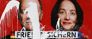 Ein SPD-Wahlplakat zur Europawahl 2024 mit den Portraits von Olaf Scholz und Katarina Barley und der Aufschrift Frieden sichern - SPD wählen ist mit weißer Farbe verunstaltet worden. 
