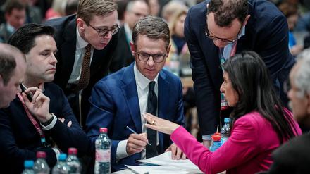 Der JU-Vorsitzende Johannes Winkel diskutiert mit Philipp Amthor, CDU-Generalsekretär Carsten Linnemann, Ministerpräsident Daniel Günther aus Schleswig-Holstein, Jens Spahn und Serap Güler diskutieren einen Änderungsantrag zur Wehrpflicht beim CDU-Bundesparteitag.