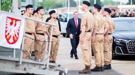 Boris Pistorius (SPD) beim Marinestützpunkt in Wilhelmshaven: Der Bundesverteidigungsminister verabschiedet am Marine-Stützpunkt Wilhelmshaven die Besatzung des Einsatzgruppenversorgers EGV FGS Frankfurt am Main, Flotte A1412. 