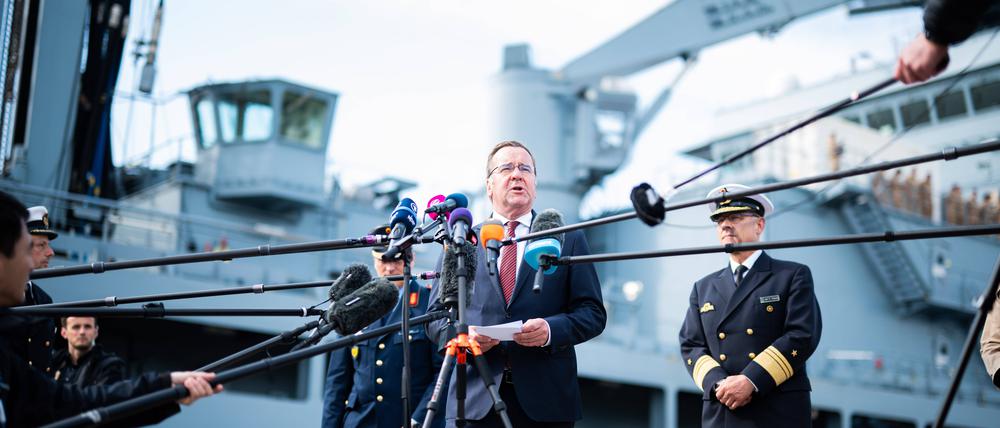 Boris Pistorius hat am Dienstag in Wilhelmshaven ein Schiff der Marine verabschiedet – und ist anschließend in die USA aufgebrochen.