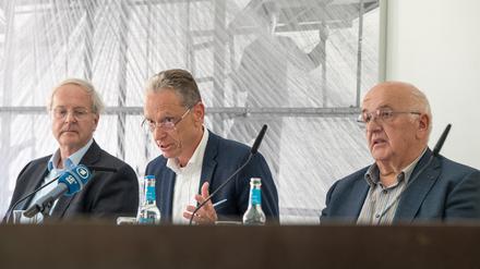 Der ehemalige Koblenzer Generalstaatsanwalt Jürgen Brauer (M), der frühere Vize-Chef der Staatsanwaltschaft Trier, Ingo Hromada (r) und Gerhard Robbers (l, Vorsitzender) von der Unabhängigen Aufarbeitungskommission im Bistum Trier stellen ihren ersten Zwischenbericht zum früheren Priester Edmund Dillinger vor.  