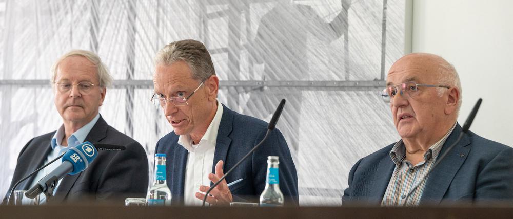 Der ehemalige Koblenzer Generalstaatsanwalt Jürgen Brauer (M), der frühere Vize-Chef der Staatsanwaltschaft Trier, Ingo Hromada (r) und Gerhard Robbers (l, Vorsitzender) von der Unabhängigen Aufarbeitungskommission im Bistum Trier stellen ihren ersten Zwischenbericht zum früheren Priester Edmund Dillinger vor.