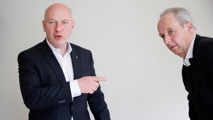 Kai Wegner (l, CDU), Regierender Bürgermeister von Berlin, zeigt auf Bischof der Evangelischen Kirche Berlin-Brandenburg-schlesische Oberlausitz,  Christian Stäblein (r), nach einer Pressekonferenz zu einer gemeinsamen Sitzung Berliner Senat mit Kirchenleitung EKBO.