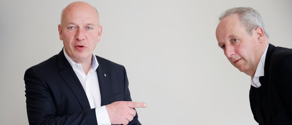 Kai Wegner (l, CDU), Regierender Bürgermeister von Berlin, zeigt auf Bischof der Evangelischen Kirche Berlin-Brandenburg-schlesische Oberlausitz,  Christian Stäblein (r), nach einer Pressekonferenz zu einer gemeinsamen Sitzung Berliner Senat mit Kirchenleitung EKBO.