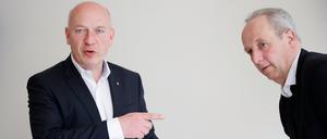 Kai Wegner (l, CDU), Regierender Bürgermeister von Berlin, zeigt auf Bischof der Evangelischen Kirche Berlin-Brandenburg-schlesische Oberlausitz,  Christian Stäblein (r), nach einer Pressekonferenz zu einer gemeinsamen Sitzung Berliner Senat mit Kirchenleitung EKBO.