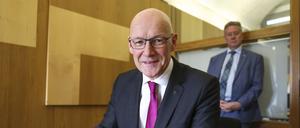 Der neue Vorsitzende der Scottish National Party (SNP), John Swinney, unterzeichnet im schottischen Parlament in Edinburgh sein Nominierungsschreiben für das Amt des Ersten Ministers. 