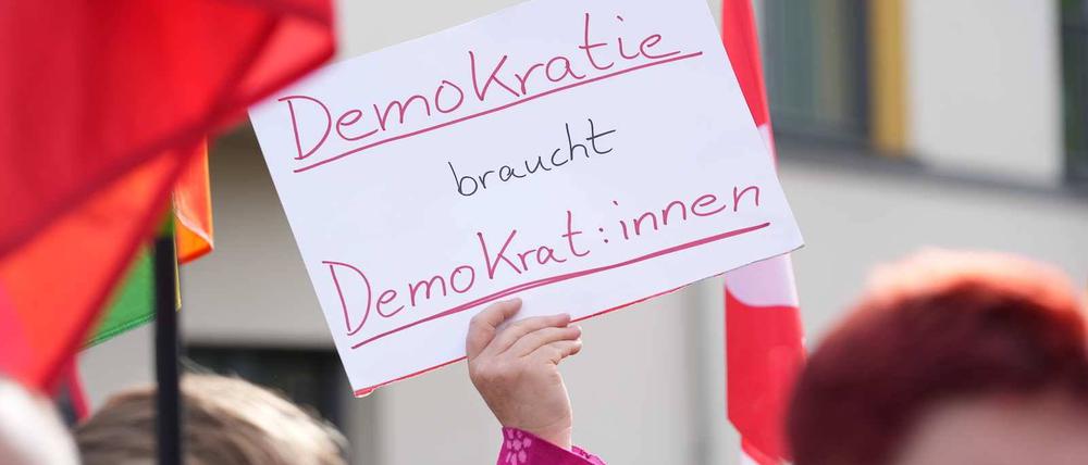 Wegen der zunehmenden Gewalt gegen Politiker soll über Strafrechtsänderungen debattiert werden. Das sei aber laut Richterbund nicht die Lösung.