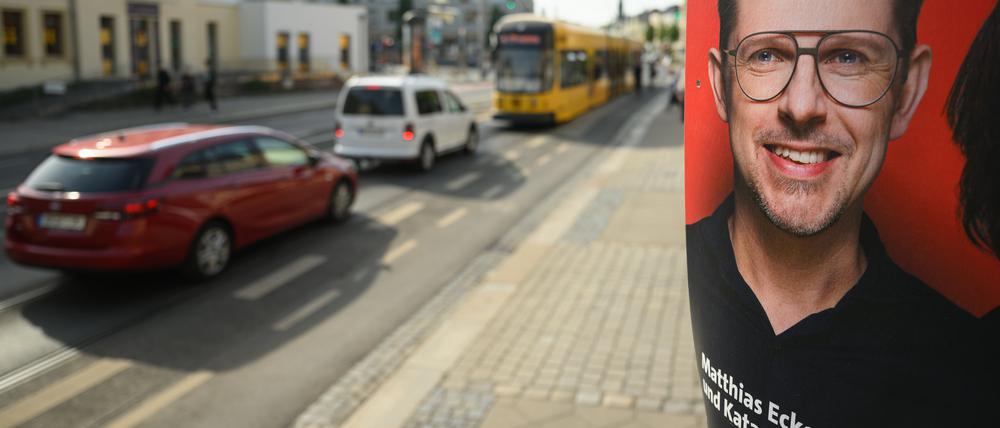 Ein Wahlplakat des sächsischen SPD-Spitzenkandidaten zur Europawahl, Matthias Ecke, hängt an der Schandauer Straße im Stadtteil Striesen an einem Laternenmast.