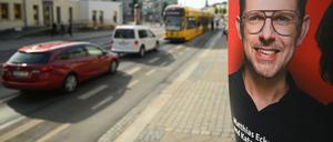Ein Wahlplakat des sächsischen SPD-Spitzenkandidaten zur Europawahl, Matthias Ecke, hängt an der Schandauer Straße im Stadtteil Striesen an einem Laternenmast. 