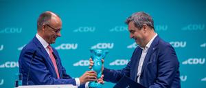 Vom Berliner CDU-Parteitag an den CSU-Vorsitzenden – ein Zeichen, dass der Bär genauso kampfkräftig ist wie der Löwe aus Bayern.