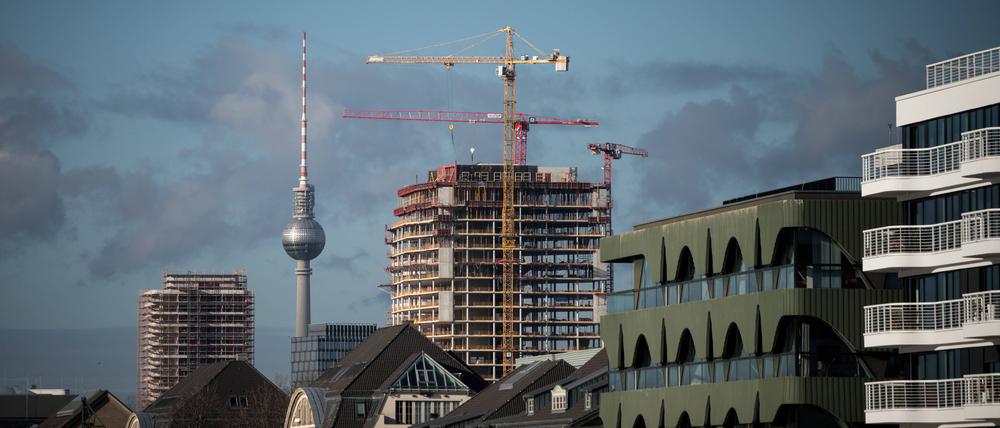 Blick auf das Friedrichshainer Ufer der Spree und die Baustellen rund um die Warschauer Straße.