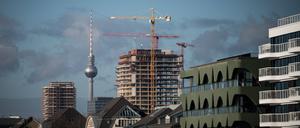 Blick auf das Friedrichshainer Ufer der Spree und die Baustellen rund um die Warschauer Straße. 