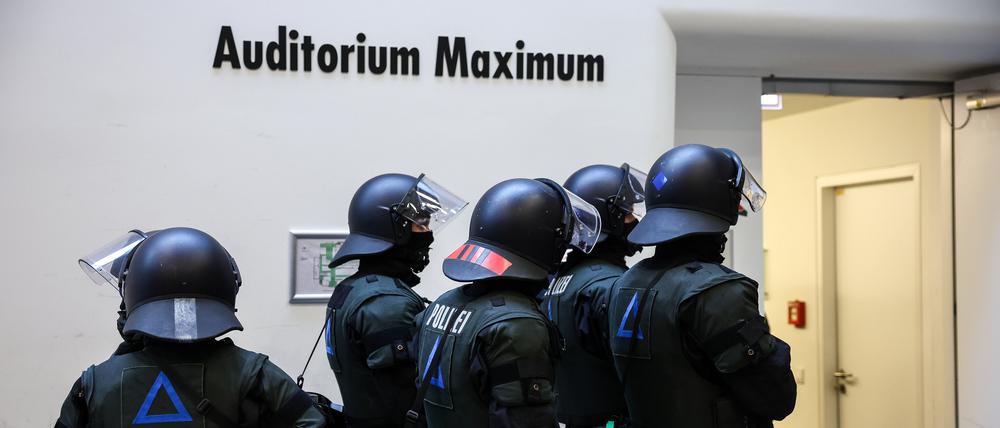 Polizisten stehen vor dem besetzten Audimax der Universität Leipzig.