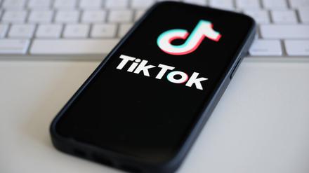 Auf einem Smartphone wird das Logo der Kurzvideo-Plattform Tiktok angezeigt.