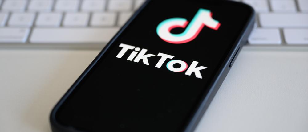 Auf einem Smartphone wird das Logo der Kurzvideo-Plattform Tiktok angezeigt.